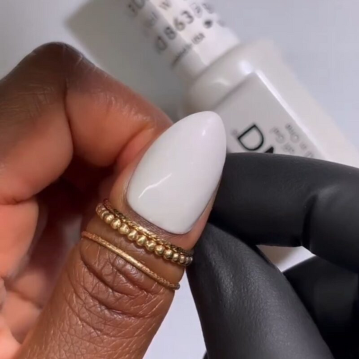 DND Gel #863 Wedding Veil – nail swatch 3