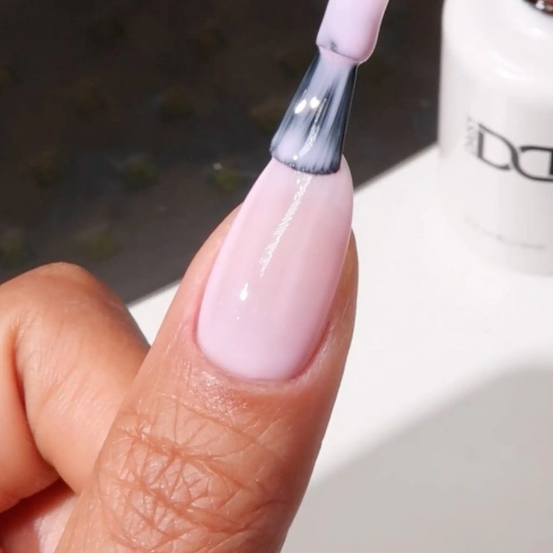 DND Gel #876 Flower Girl – nail swatch