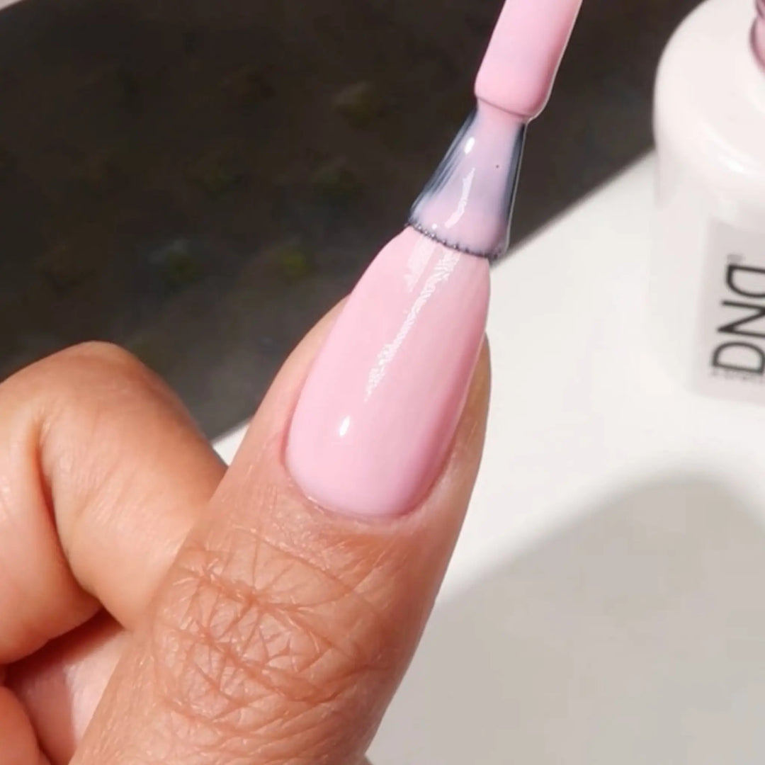 DND Gel #883 Candy Kisses – nail swatch