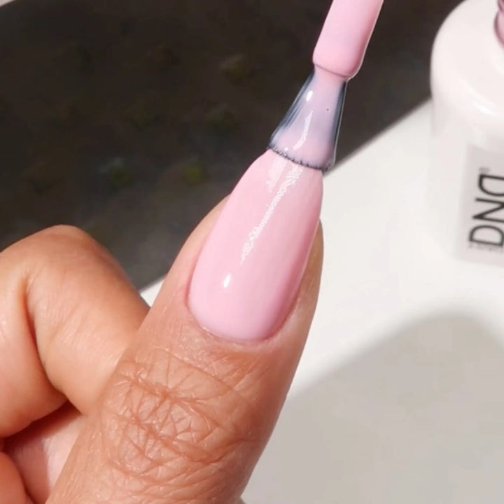 DND Gel #883 Candy Kisses – nail swatch