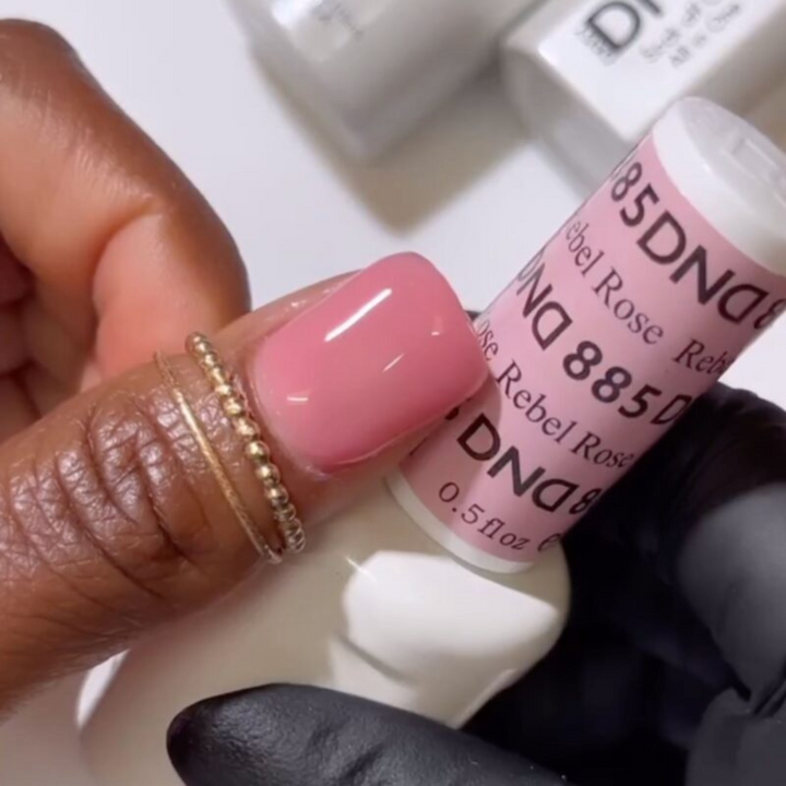 DND Gel #885 Rebel Rose – nail swatch