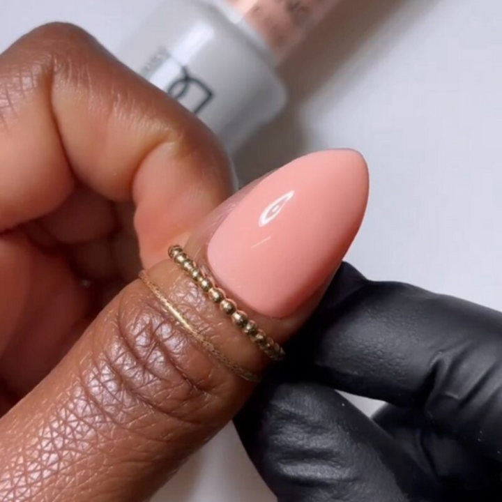 DND Gel #886 Pray For Peach – nail swatch