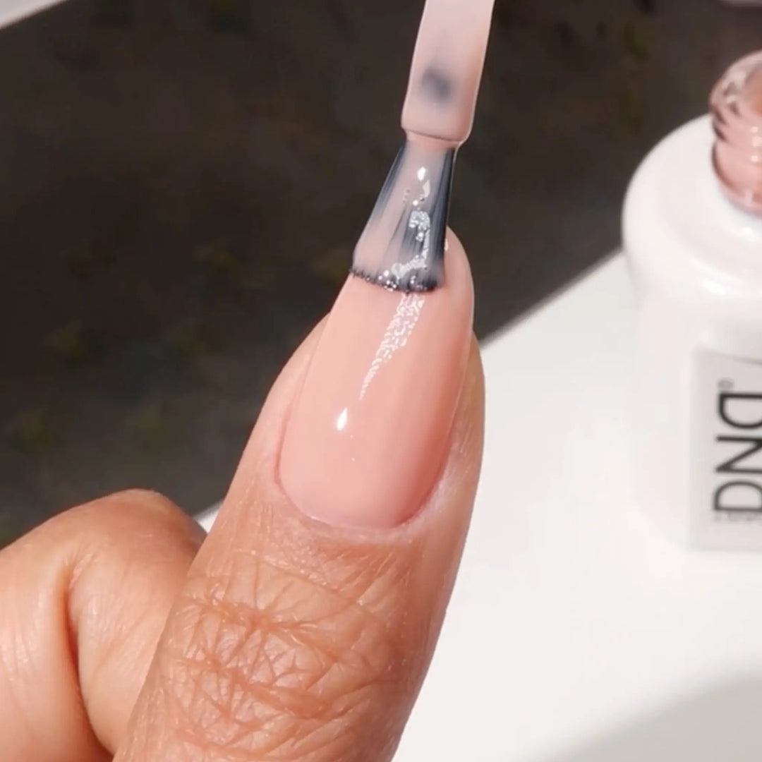 DND Gel #887 Glass Peach – nail swatch