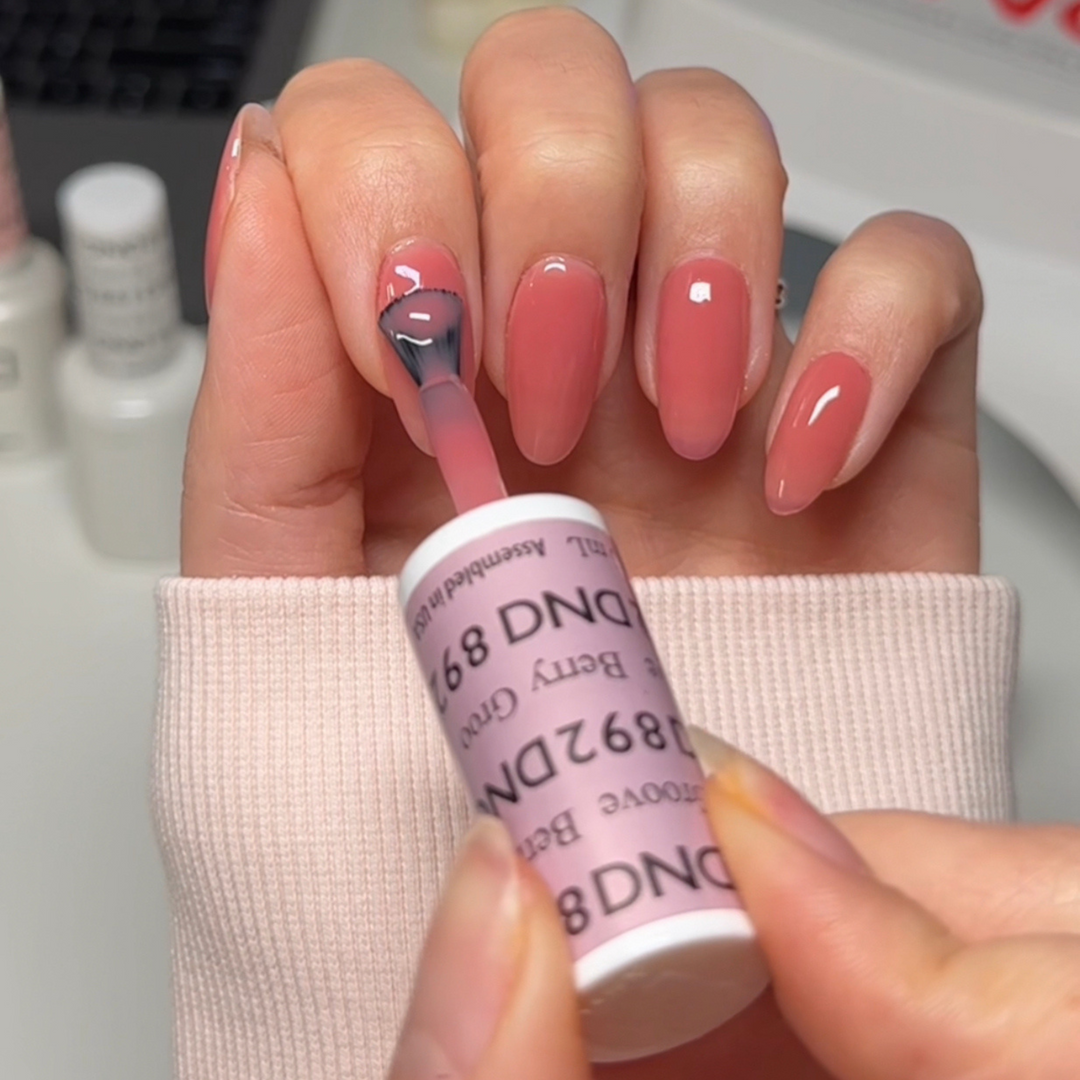 DND Gel #892 Berry Groove – nail swatch