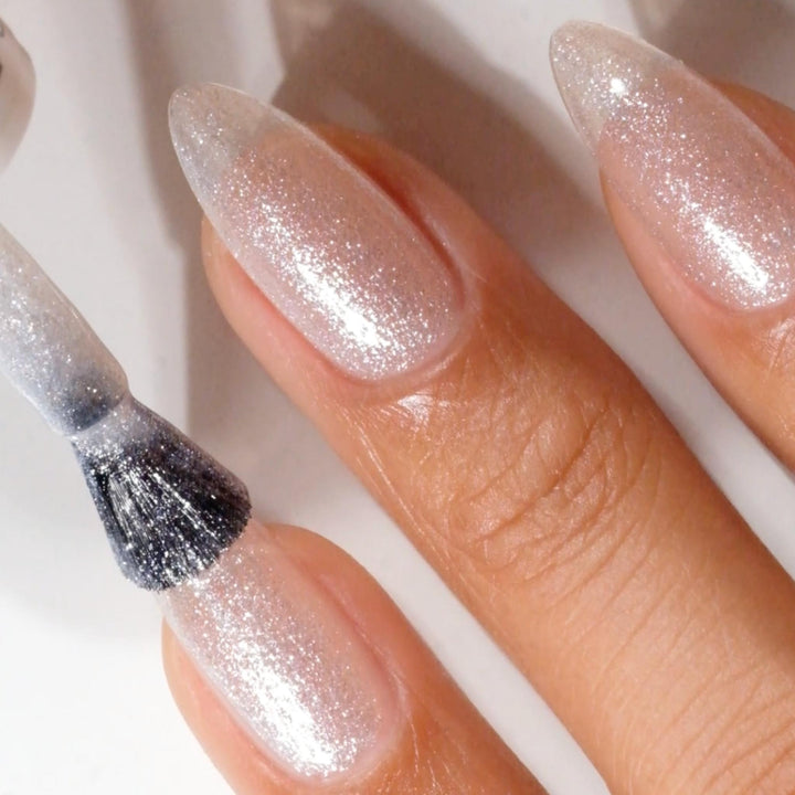 DND Gel #894 Mother of Pearl – nail swatch