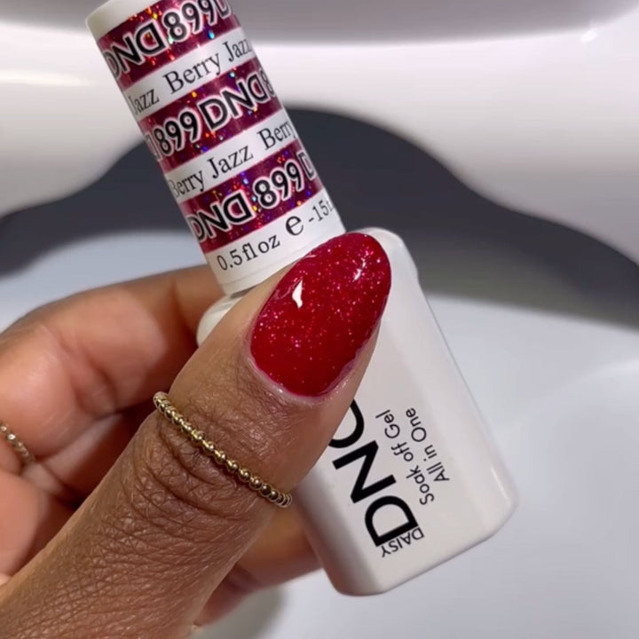 DND Gel #899 Berry Jazz – nail swatch