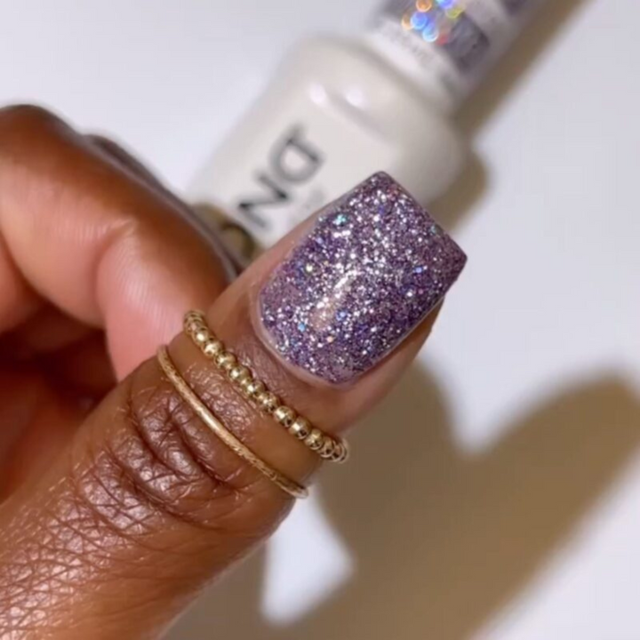 DND Gel #912 Lavender Aura – nail swatch