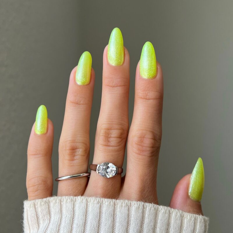 DND Diva #16 Limoncello Bling – nail swatch