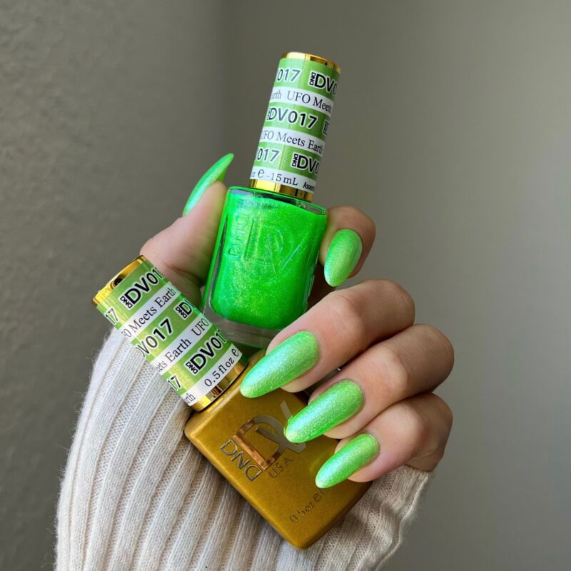 DND Diva #17 UFO Meets Earth – nail swatch 2