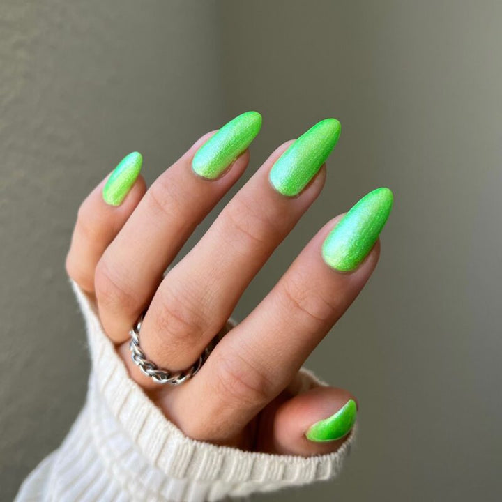 DND Diva #17 UFO Meets Earth – nail swatch 3