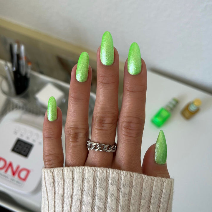 DND Diva #17 UFO Meets Earth – nail swatch