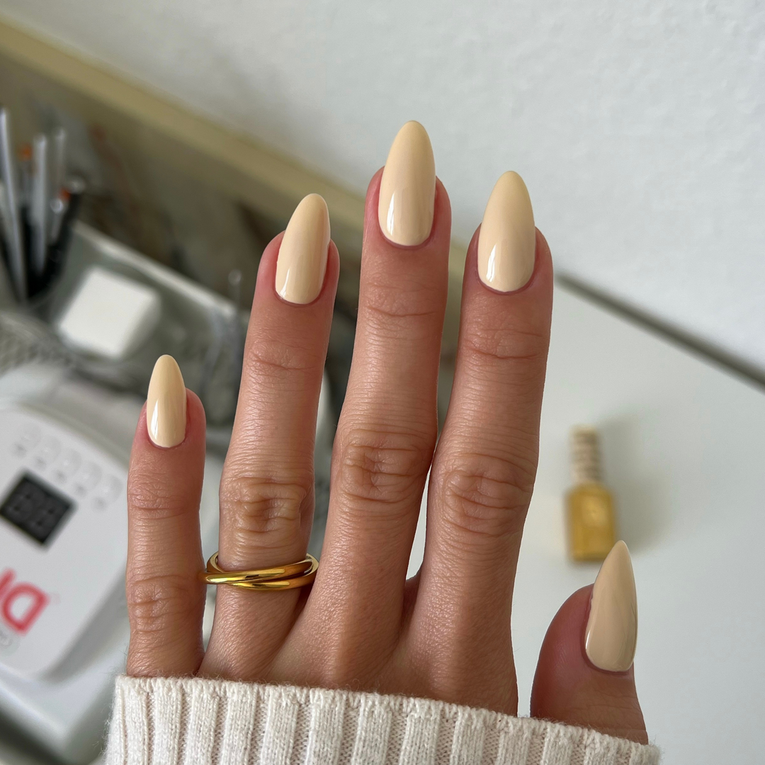DND Diva #52 Biscuits N' Honey – nail swatch