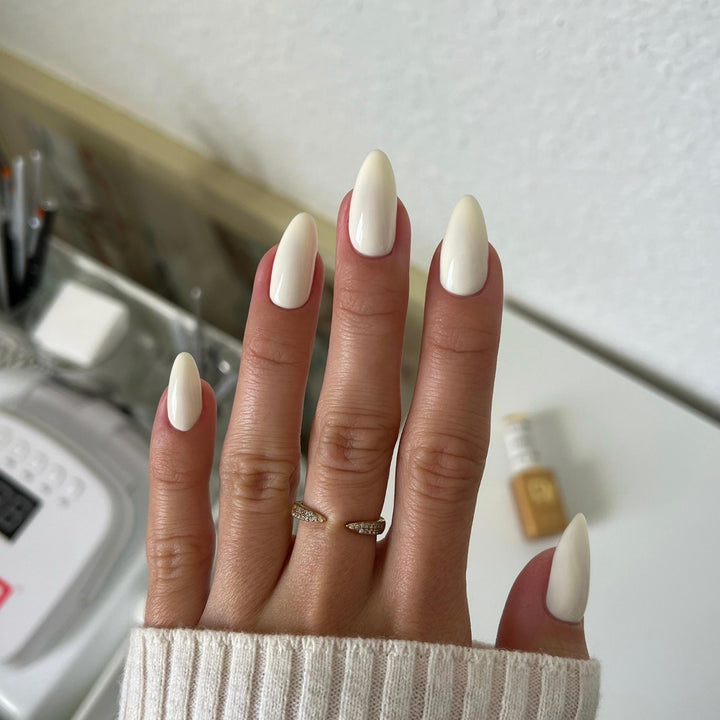 DND Diva #73 Cheesecake – nail swatch 2