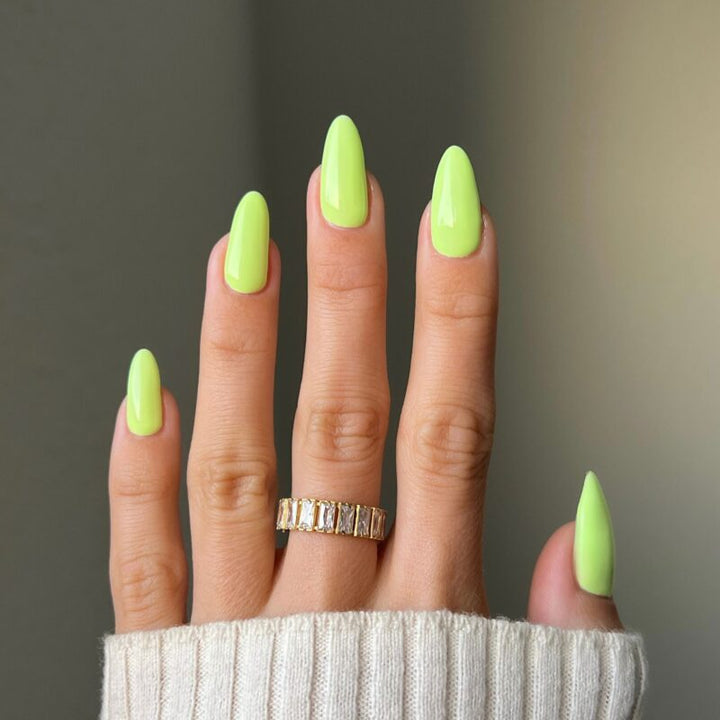 DND Diva #117 Dewy Limeade – nail swatch