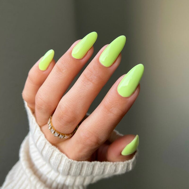 DND Diva #117 Dewy Limeade – nail swatch 3