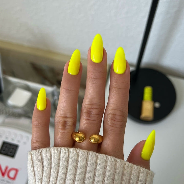 DND Diva #189 Tennis Ball – nail swatch