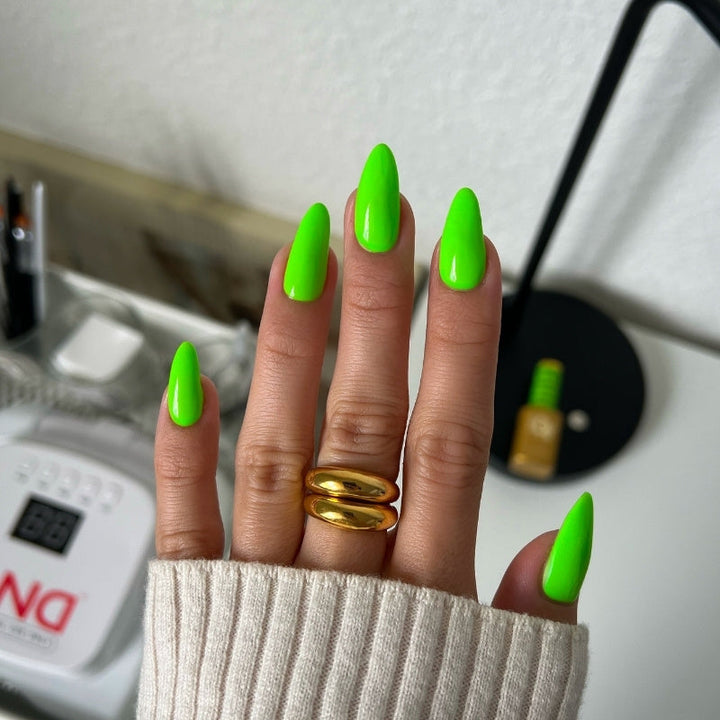 DND Diva #190 Tokyo Tea – nail swatch 4
