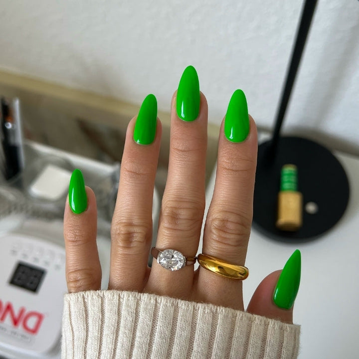 DND Diva #192 Lawn Green – nail swatch 4