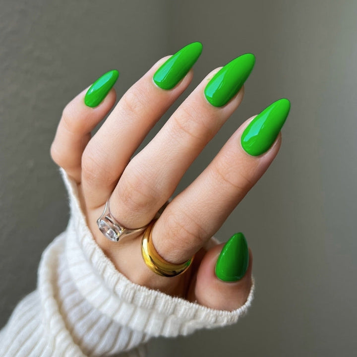 DND Diva #192 Lawn Green – nail swatch 3