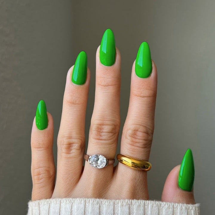 DND Diva #192 Lawn Green – nail swatch 2