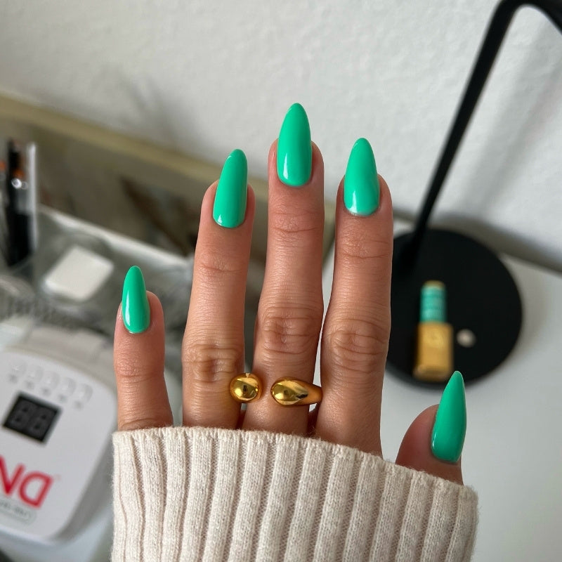 DND Diva #193 Hot Girl Walks – nail swatch 4