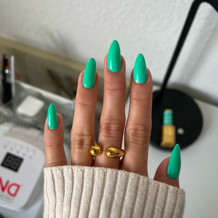 DND Diva #193 Hot Girl Walks – nail swatch 4