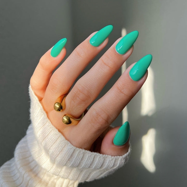 DND Diva #193 Hot Girl Walks – nail swatch