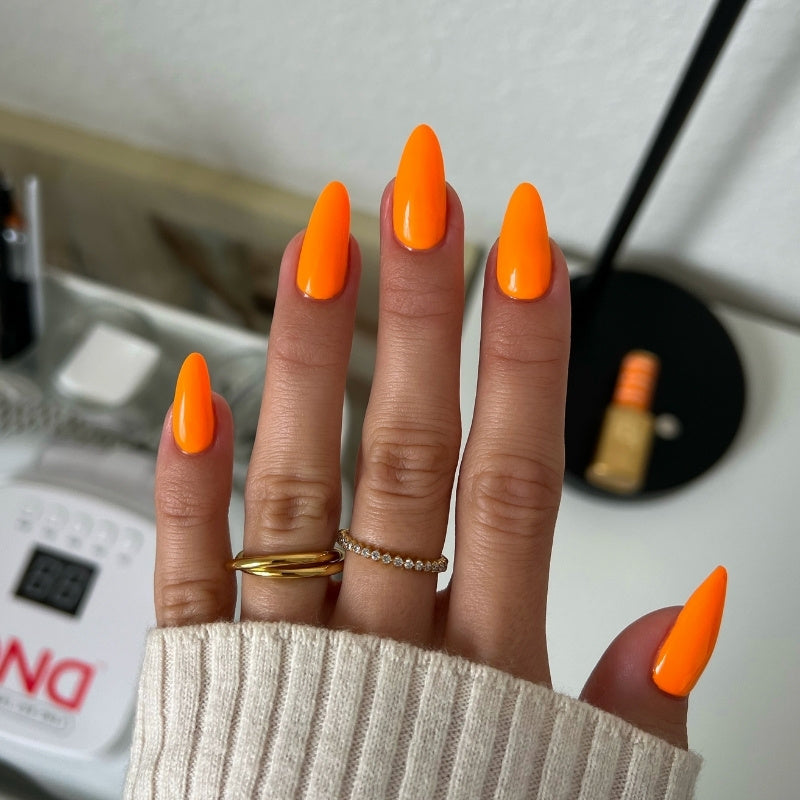 DND Diva #208 Perfect Orange – nail swatch 4