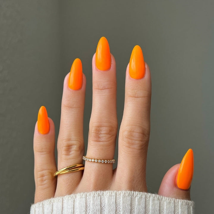 DND Diva #208 Perfect Orange – nail swatch