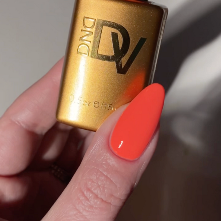 DND Diva #210 Sunkissed Coral – nail swatch 2