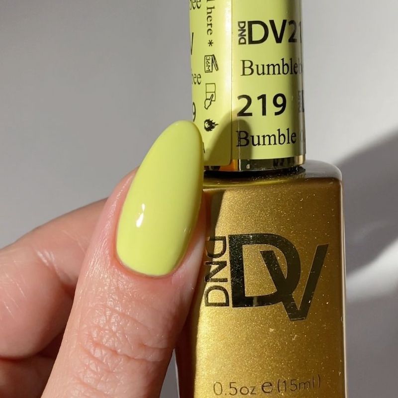 DND Diva #219 Bumblebee – nail swatch 2