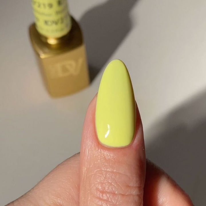DND Diva #219 Bumblebee – nail swatch 3