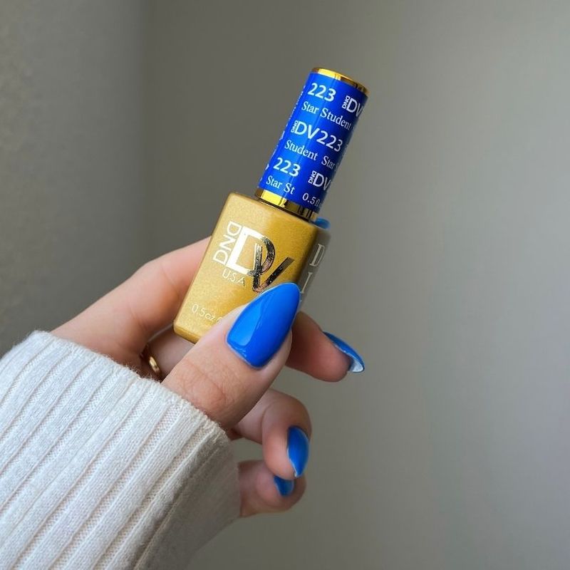 DND Diva #223 Star Student – nail swatch