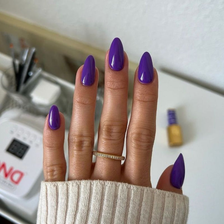 DND Diva #226 Acai on the Prize – nail swatch 4