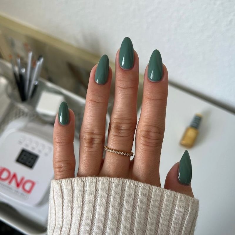 DND Diva #241 Wild Sage – nail swatch 4