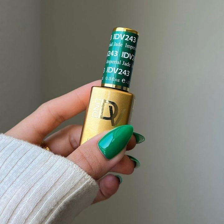 DND Diva #243 Imperial Jade – nail swatch 4