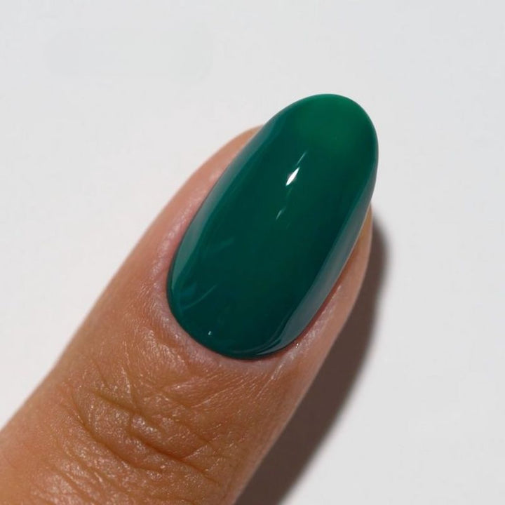 DND Diva #244 Emerald Meadow – nail swatch