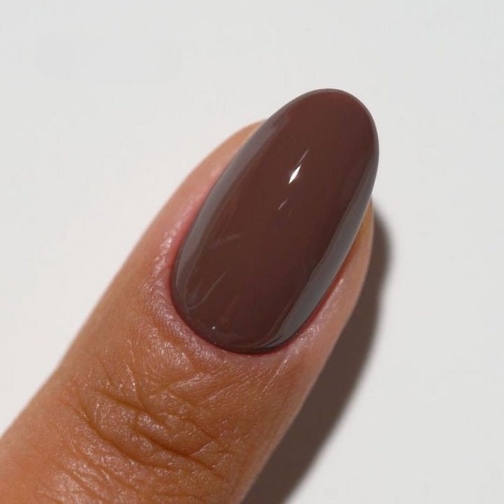 DND Diva #250 Cedar Brown – nail swatch 3