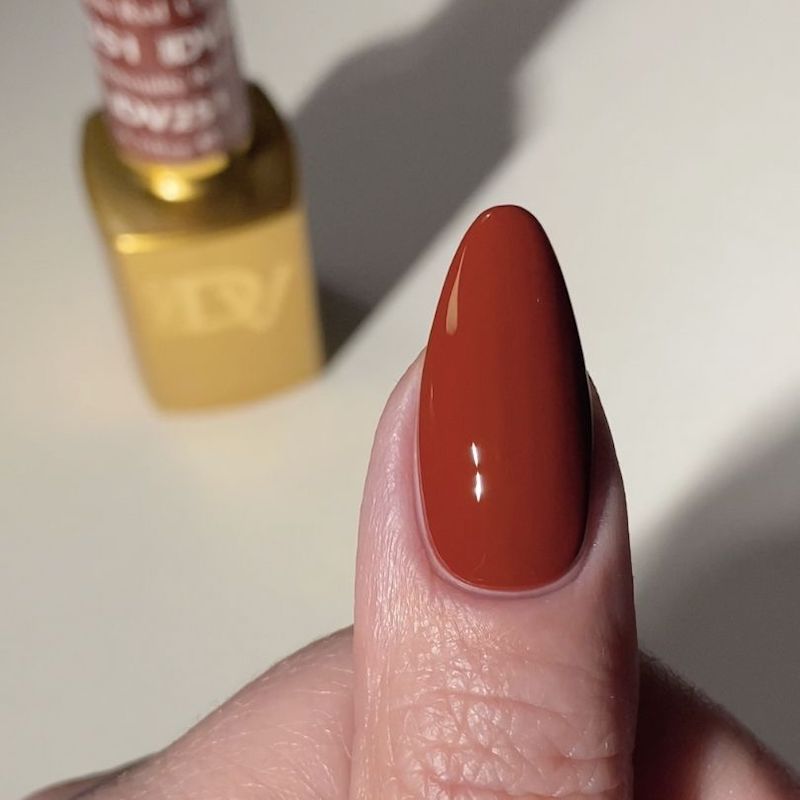 DND Diva #251 Chocolate Red – nail swatch 6