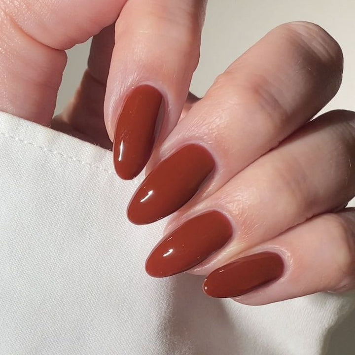 DND Diva #251 Chocolate Red – nail swatch 5