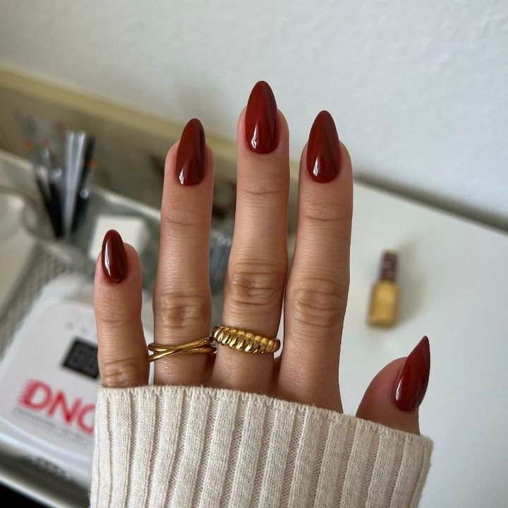 DND Diva #251 Chocolate Red – nail swatch 3