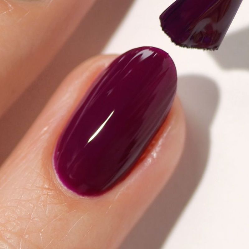 DND Diva #252 Silky Beets – nail swatch 2