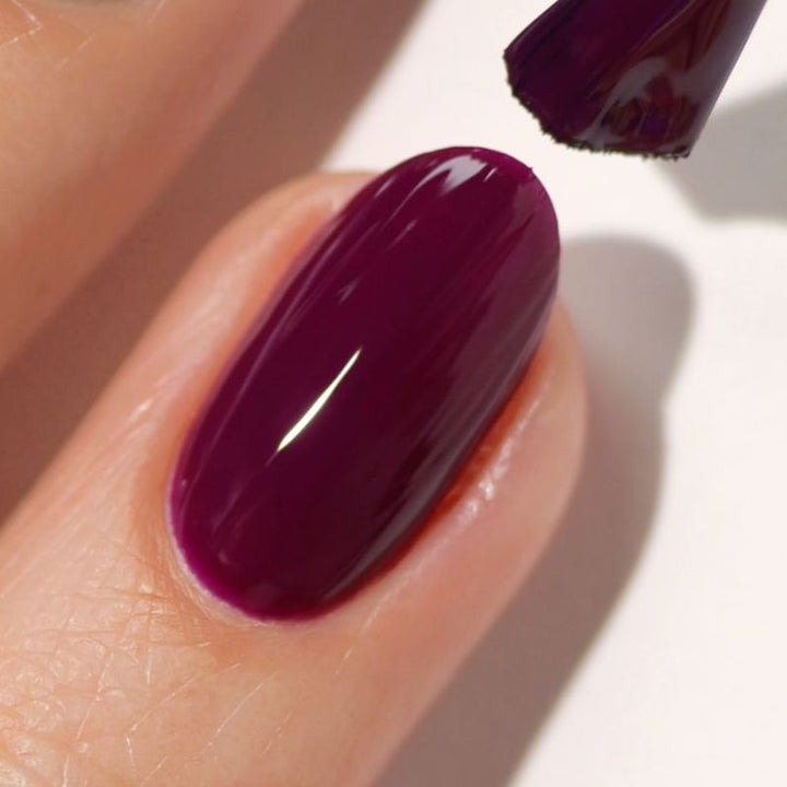 DND Diva #252 Silky Beets – nail swatch 2