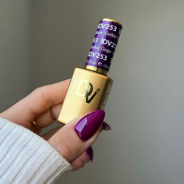 DND Diva #253 Gothic Grape – nail swatch 3