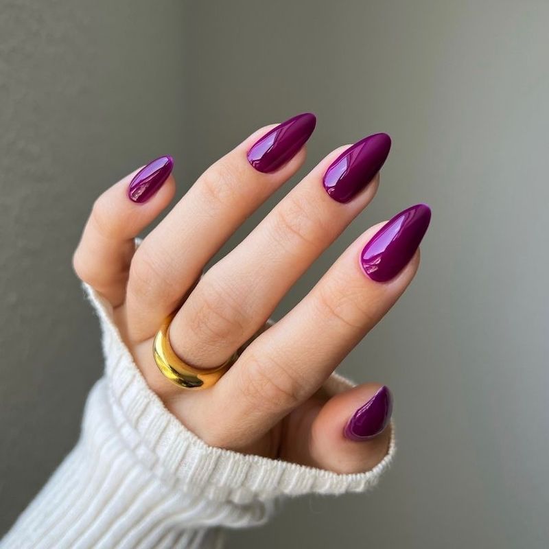 DND Diva #253 Gothic Grape – nail swatch 2