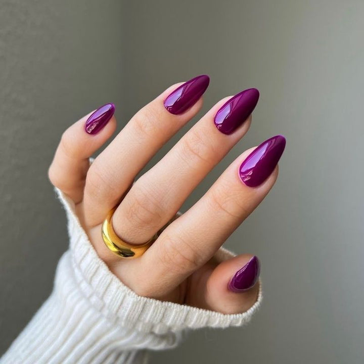 DND Diva #253 Gothic Grape – nail swatch 2