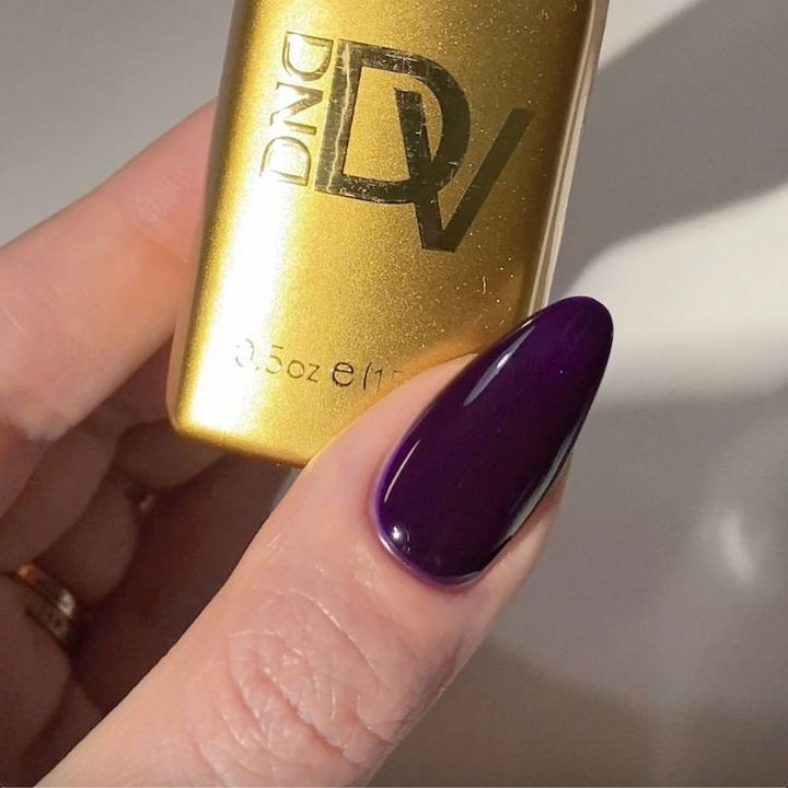 DND Diva #254 Vampire's Kiss – nail swatch 5