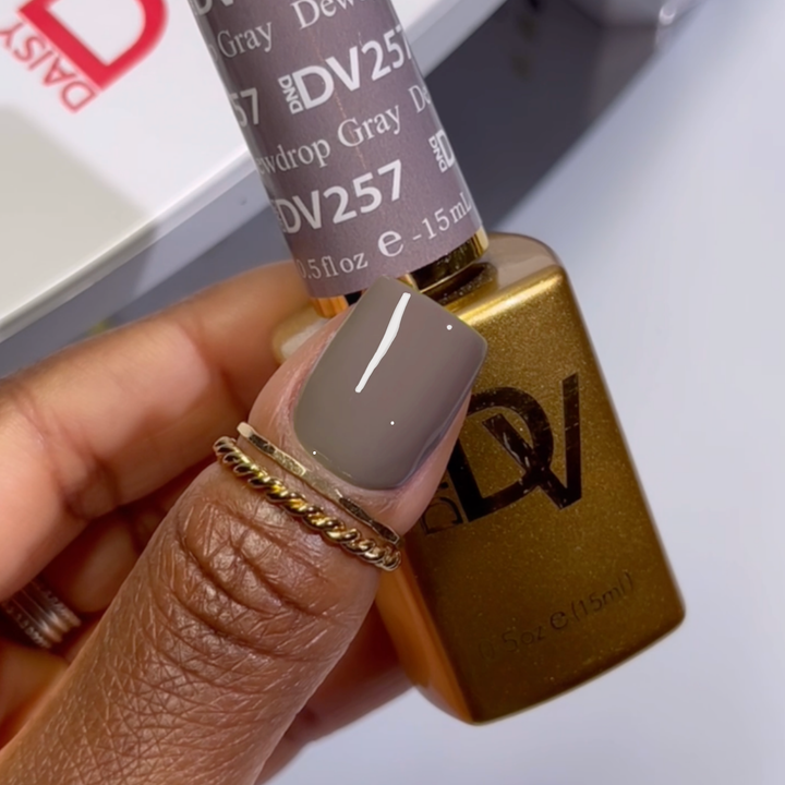 DND Diva #257 Dewdrop Gray – nail swatch