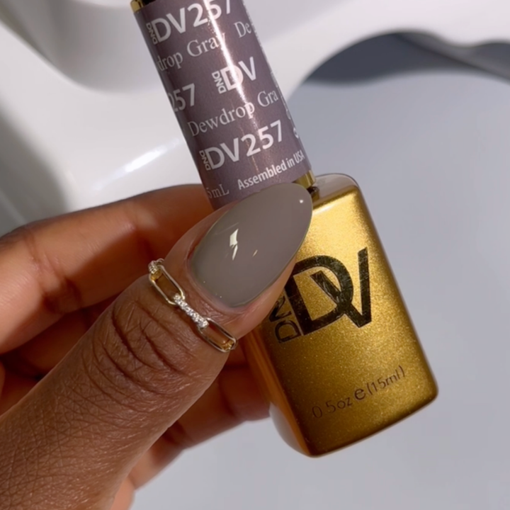 DND Diva #257 Dewdrop Gray – nail swatch 2