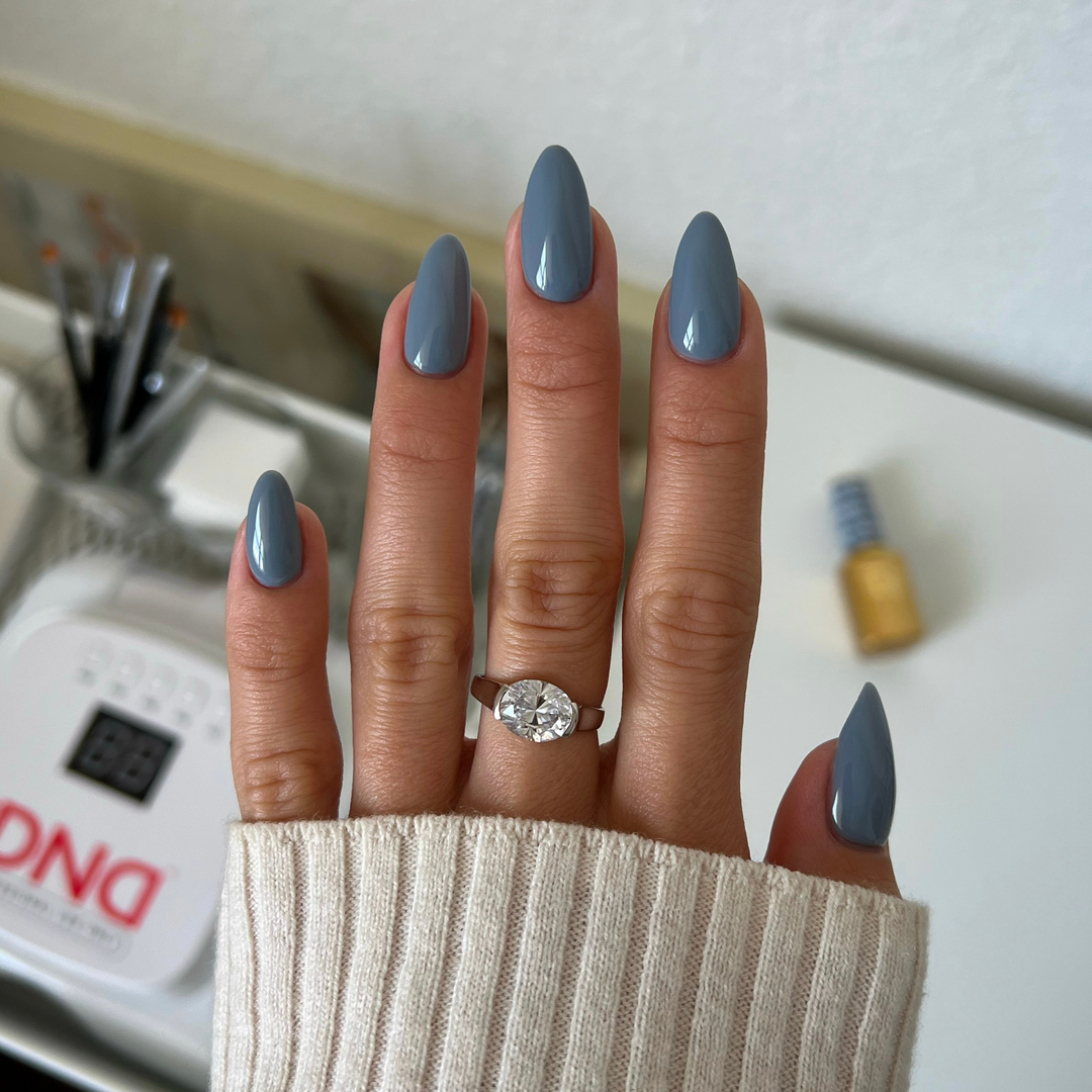 DND Diva #259 Airy Daze – nail swatch 2